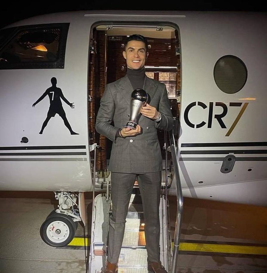 Justo en este documental se podía ver el avión privado por dentro y por fuera en los lugares a los que viajó Georgina Rodríguez. Algunas de estas ciudades a las que la aragonesa acudió junto a sus hijos fueron Milán, París, Cannes o Mónaco.