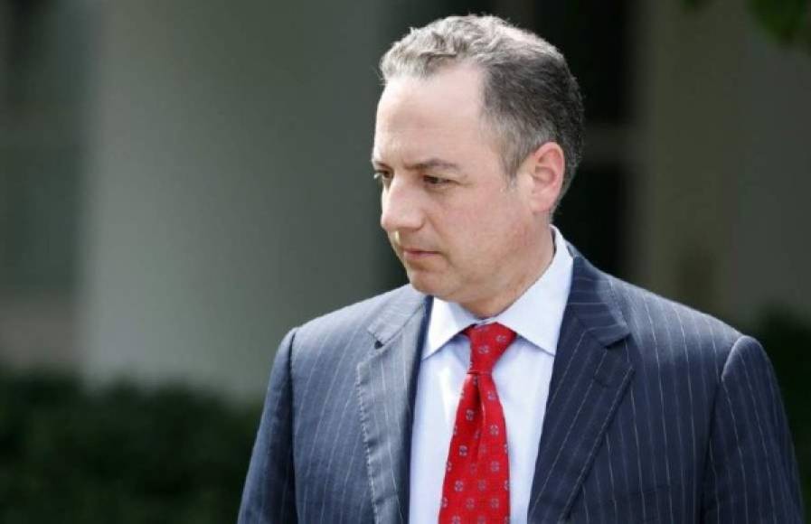 Reince Priebus: Político y abogado, fue el primer jefe de Gabinete de la Casa Blanca. Dimitió en julio de 2017 después de sentirse abandonado por el presidente ante los graves insultos que recibió del nuevo director de Comunicación Anthony Scaramucci y de ser responsabilizado por el entorno de Trump de muchas de las filtraciones publicadas por la prensa estadounidense.