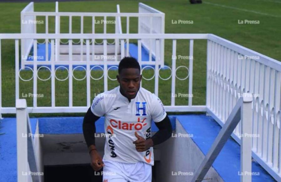 El capitán Maynor Figueroa es uno de los de experiencia en esta selección de Honduras. Momento en que ingresaba al césped del estadio Nacional.