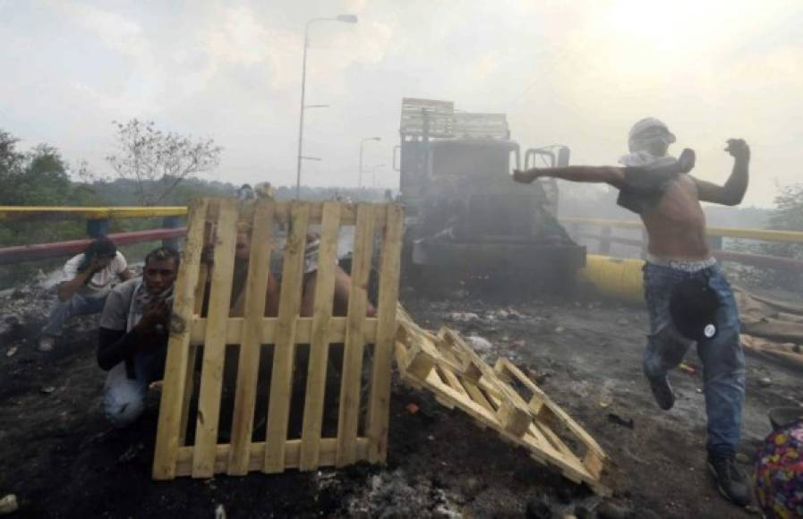 La quema de los camiones provocó la furia de los protestantes que buscan que la ayuda humanitaria entrara a Venezuela.