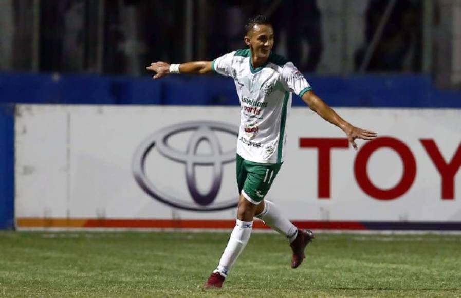 Diego Reyes celebrando su golazo con el que Platense ganó al Motagua en el estadio Nacional.