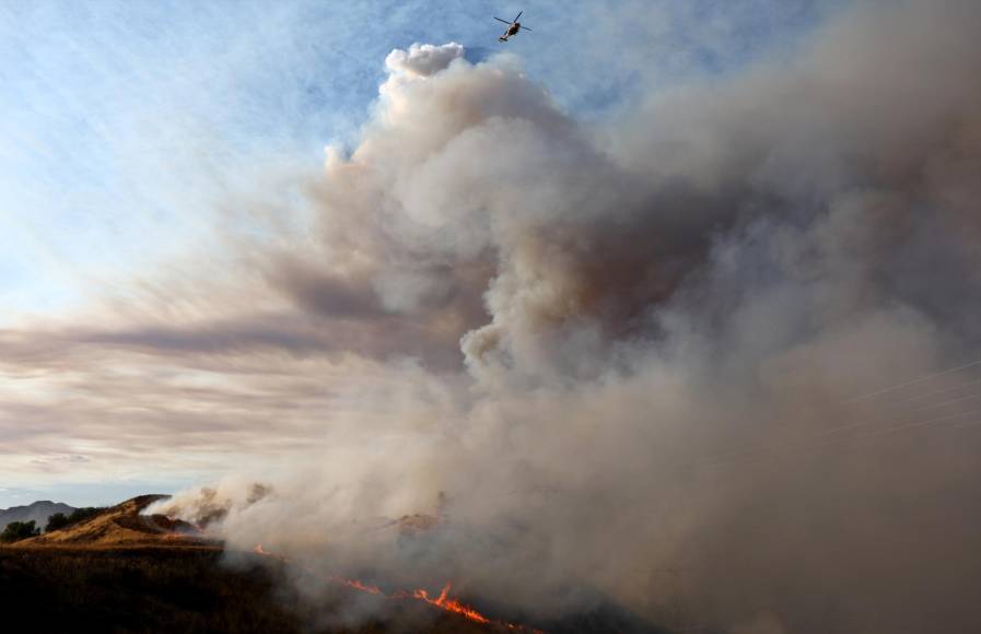 Unas 5.000 casas fueron evacuadas cuando el fuego abrió un camino de destrucción a través del campo abrasado, explicó la CNN.