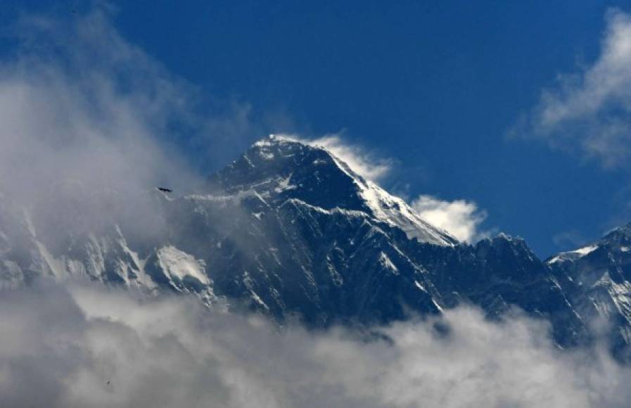 Este fin de temporada, con el calentamiento global derritiendo los glaciares, fueron recuperados cuatro cadáveres y se recolectaron diez toneladas de basura entre los campamentos base y 4, a casi 8.000 metros de altura, informaron este lunes las autoridades de Nepal.
