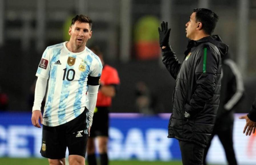 Cesar Farias, entrenador de Bolivia, dando indicaciones delante de Messi.