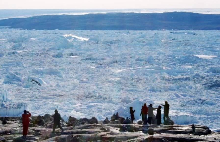 'Las comunidades de Groenlandia (territorio autónomo danés) dependen del hielo marino para el transporte, caza y pesca. Eventos extremos, en este caso inundación del hielo al derretirse la superficie de forma abrupta, exigen mayor capacidad predictiva en el Ártico', escribió el científico en su cuenta de Twitter.