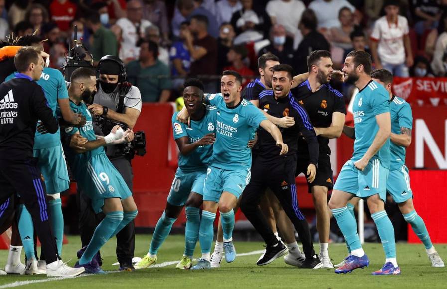 Todos se fueron en busca de Benzema para celebrar el 2-3 ante el Sevilla.