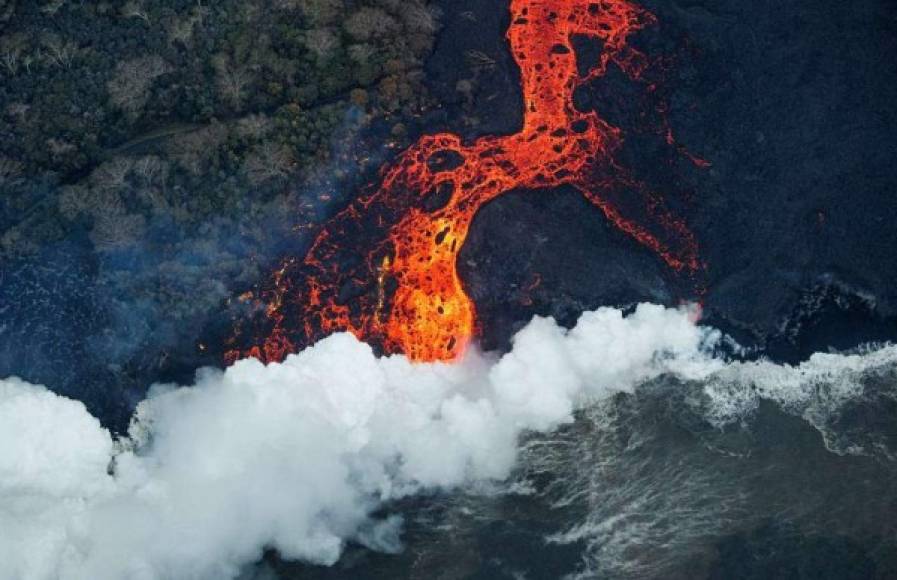 La lava cubre un área aproximada de 9,5 km2, y buena parte del flujo termina en el océano, creando un fenómeno llamado 'laze', una palabra en inglés formada a partir de los términos 'lava' y 'haze' (niebla), que produce una mezcla irritante de ácido clorhídrico (HCl), vapor y pequeñas partículas de vidrio volcánico.