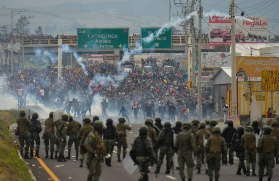 Los enfrentamientos en Ecuador se han recrudecido en las últimas horas con la llegada de miles de manifestantes indígenas a Quito, lo que ha provocado la evacuación del Palacio presidencial y el traslado de la sede de Gobierno a Guayaquil.