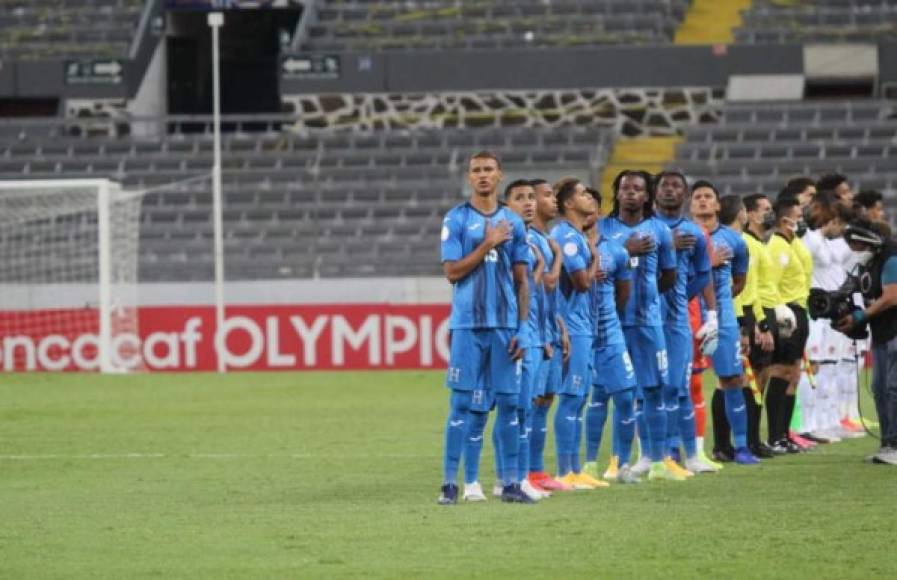 Los chicos de la Sub-23 de Honduras en el momento que entonaban el Himno Nacional. Foto Fenafuth.
