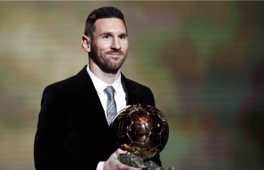 Messi muy feliz con su sexto Balón de Oro en manos.