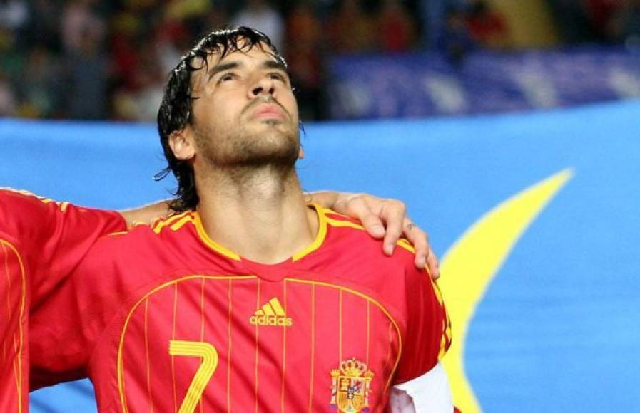 Raúl (España): Jugó 102 partidos con la selección ibérica y jugó tres mundiales (Francia 1998; Corea Japón 2002; Alemania 2006). En ninguno pasó los cuartos de final.