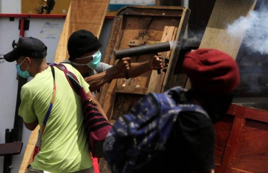 Cinco personas murieron en estos enfrentamientos ayer en Masaya, incluido un joven de 15 años, informó la ONG Asociación Nicaragüense de Protección a Derechos Humanos (ANPDH).