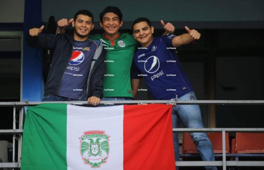 El fútbol es para disfrutarlo entre amigos y estos chicos lo demostraron al llegar al estadio Nacional. Un seguidor del Marathón compartió con aficionados del Motagua.