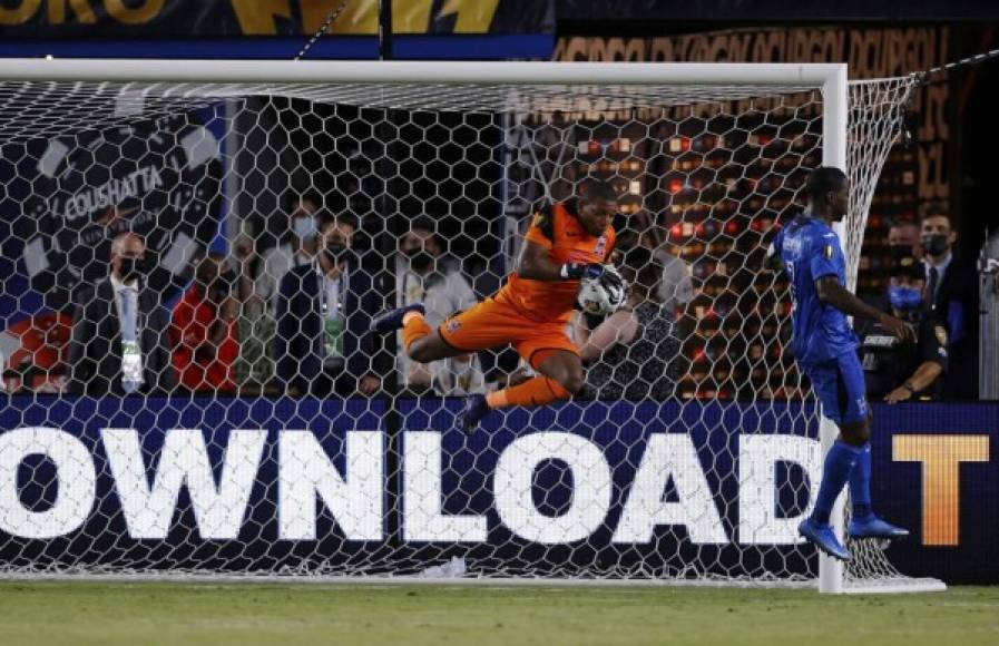 'Buba' López voló para quedarse con este balón.