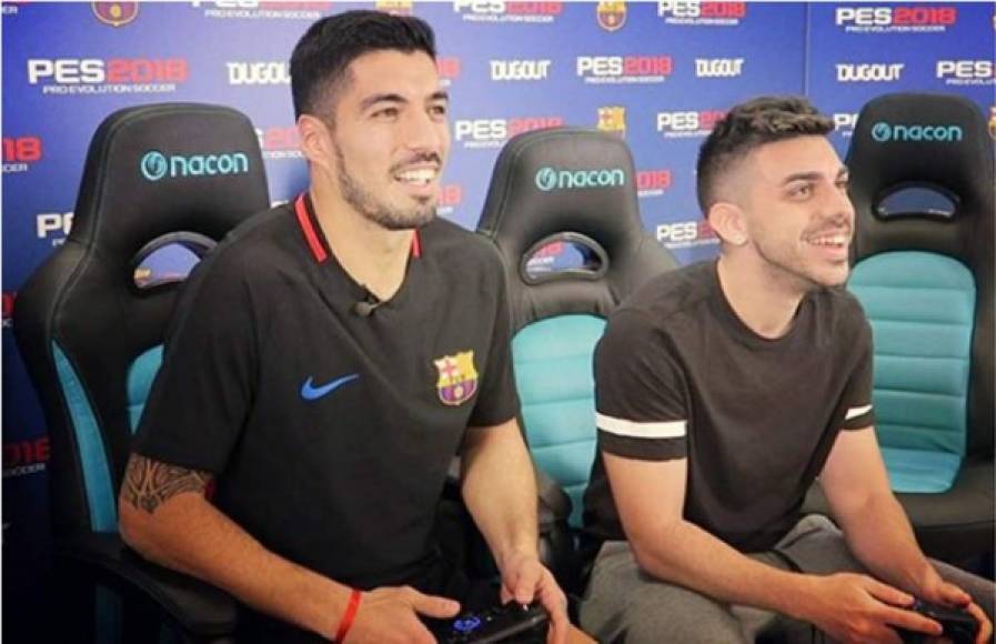 Luis Suárez también es aficionado al FIFA.