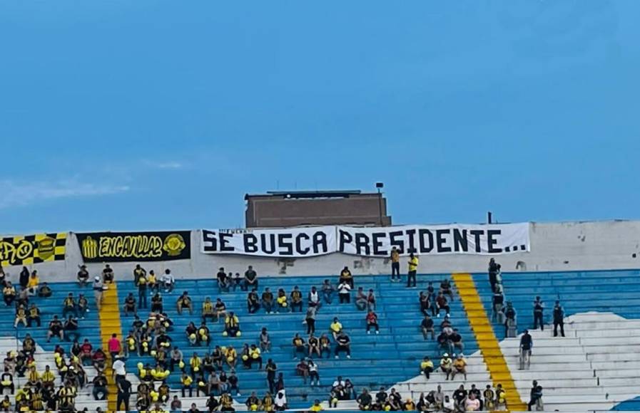 “Se busca presidente”. La pancarta de la afición del Real España que reaccionó molesta por una nueva derrota en el Clásico ante Marathón y arremetieron contra Elías Burbara.