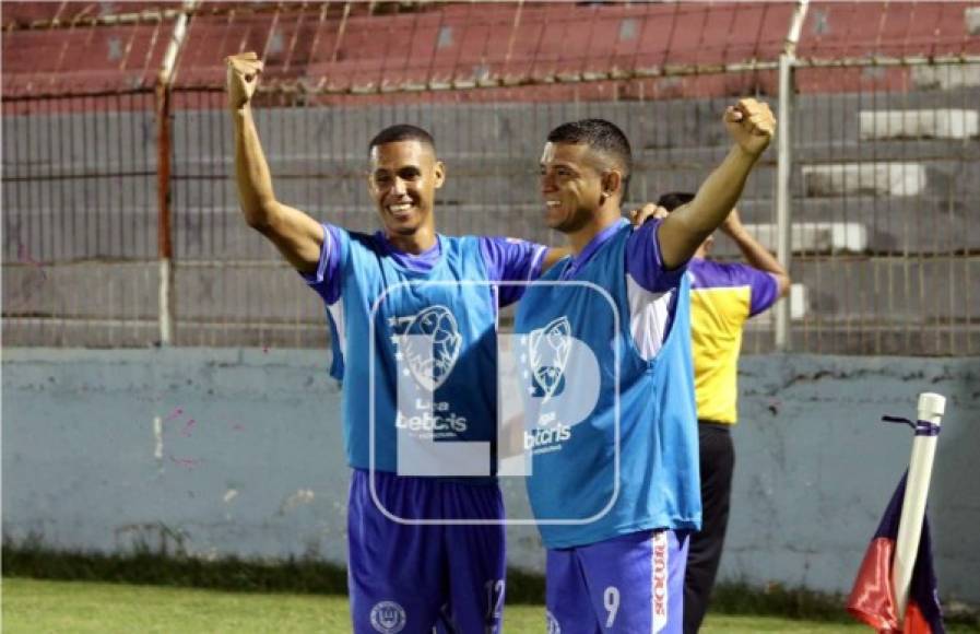 Los suplentes del Victoria también festejaron el gol y el triunfo ante Marathón.