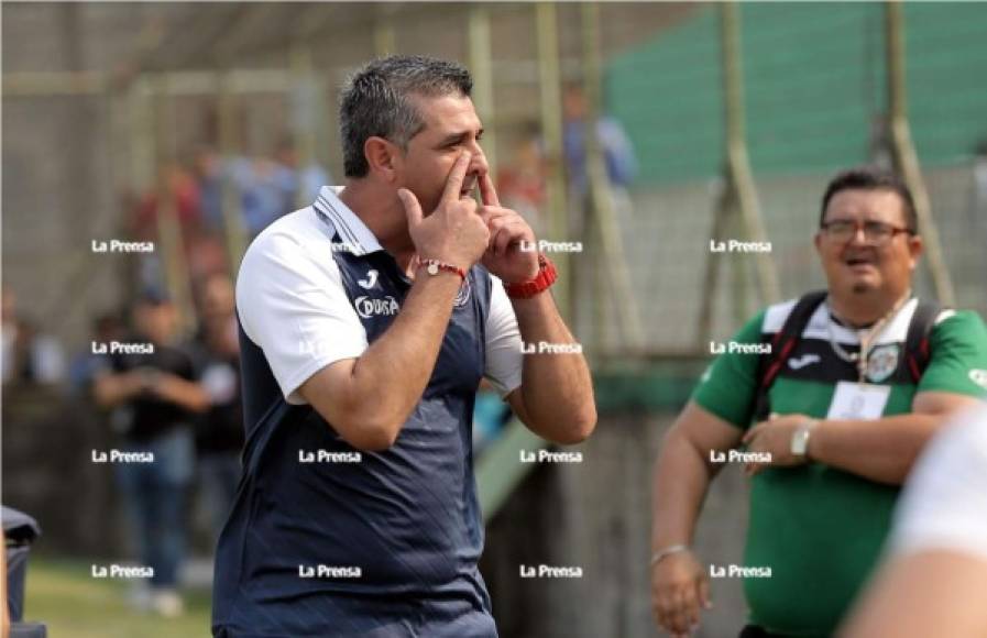 Antes de que iniciara el partido se dio el primer pleito. Diego Vázquez hizo estos gestos a Héctor Vargas indicándole que es un 'llorón'.