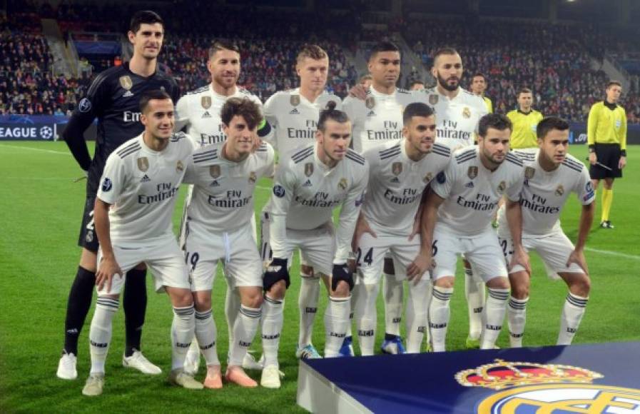 Los jugadores titulares del Real Madrid posando antes del inicio del partido contra el Viktoria Plzen. Foto AFP