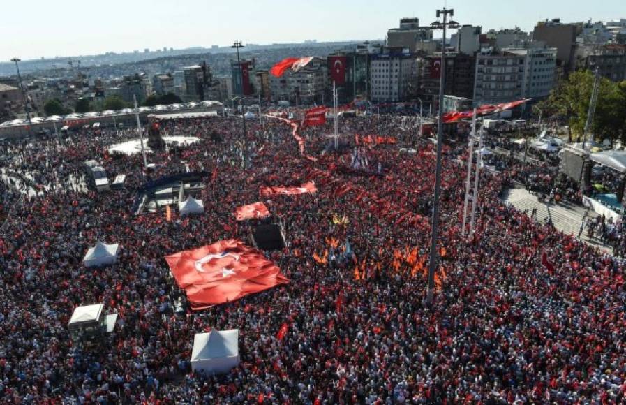 TURQUÍA. La marea roja reinvindica a Erdogan. “Ni golpe de Estado, ni diktat!”: miles de turcos se manifestaron en Estambul para condenar el fallido golpe y respaldar a Recep Erdogan. Foto: AFP/Bulent Kilic