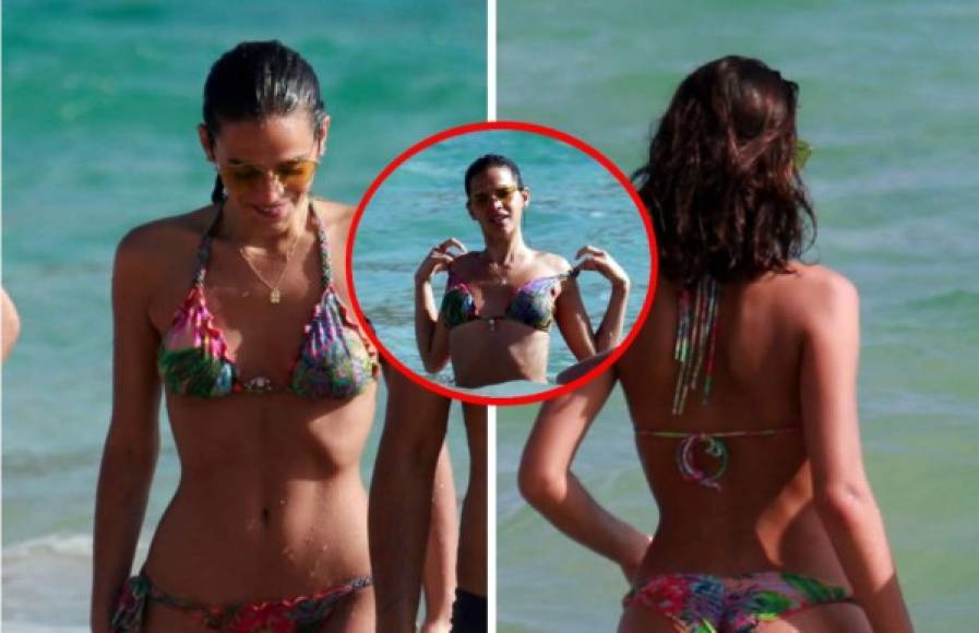 La hermosa Bruna Marquezine, novia del futbolista brasileño Neymar, ha deslumbrado con un suensual bikini en una visita reciente a la playa en Brasil.