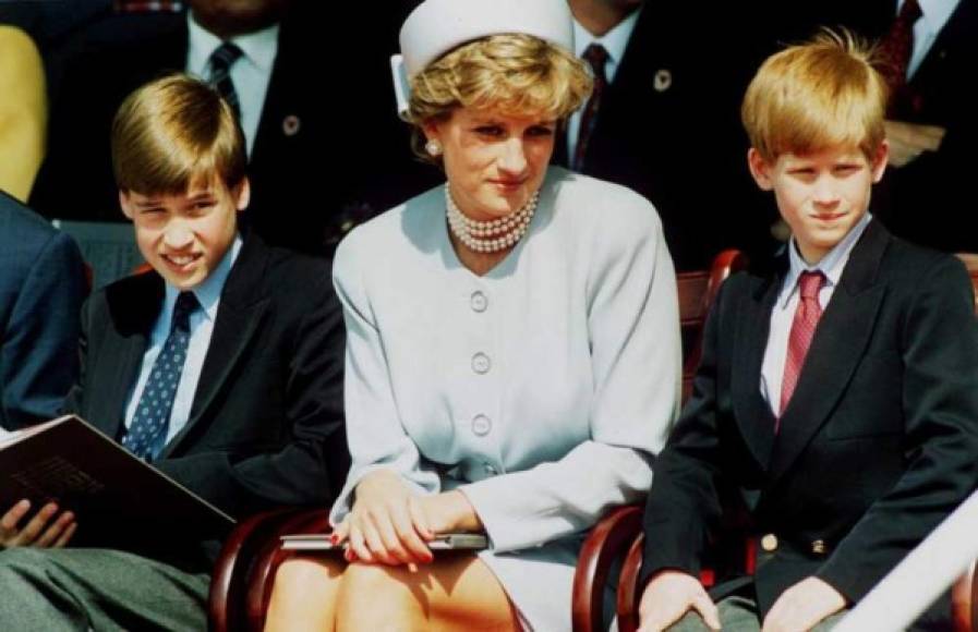 Después de su trágica muerte, la prensa popular elevó a Diana al rango de ícono. 'Nació lady. Luego fue nuestra princesa. La muerte hizo de ella una santa', escribió el Daily Mirror.
