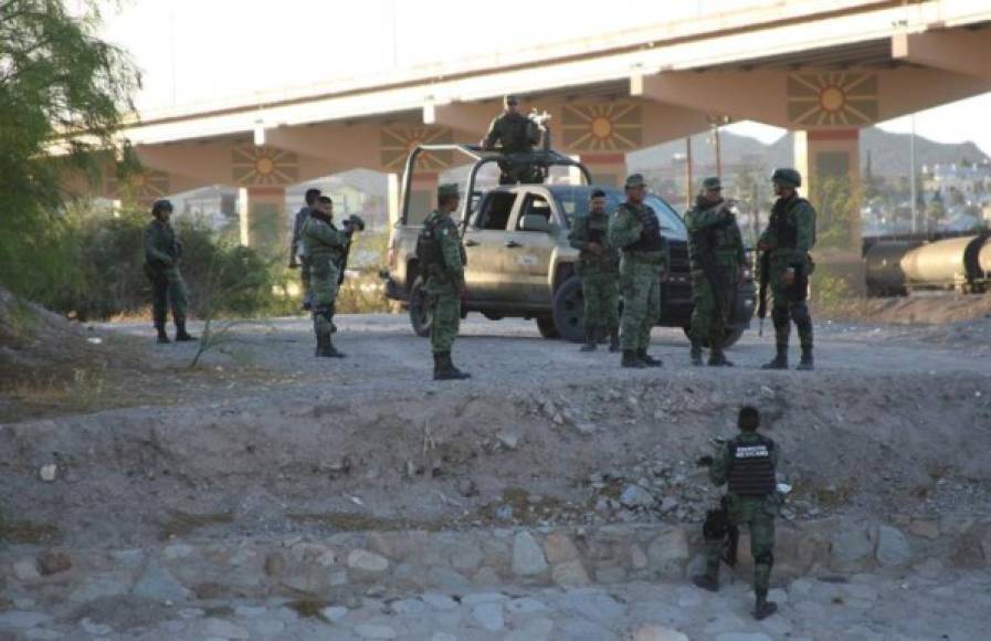 Al menos cinco patrullas con policías y militares cubren la zona entre los puentes internacionales de Zaragoza y Santa Fe, distantes poco más de 20 kilómetros uno del otro, a lo largo de la línea fronteriza en Ciudad Juárez.
