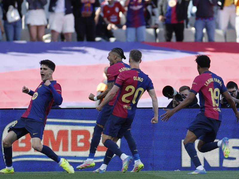 El delantero del Barcelona Raphinha celebra con sus compañeros tras marcar gol de penalti durante el partido de la jornada 32 de LaLiga EA Sports que FC Barcelona y Celta de Vigo disputan este sábado en el estadio olímpico Lluís Companys en Barcelona.