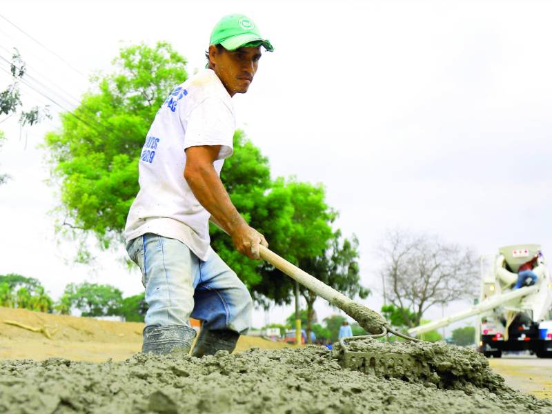 Las labores de pavimentación en la carretera a occidente van muy avanzadas.