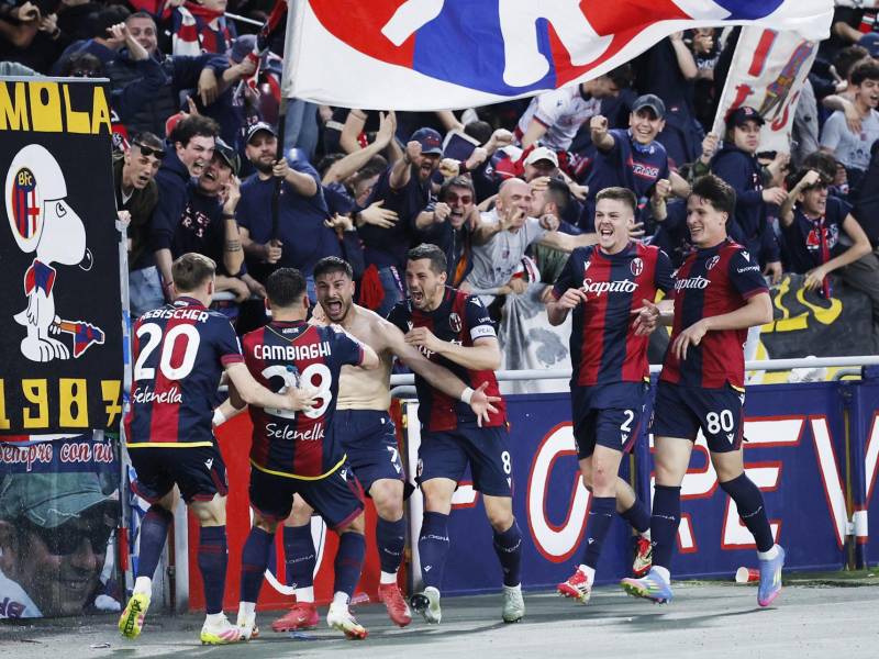 Futbolistas de Bolonia celebrando junto a Riccardo Orsolini la anotación que les dio el triunfo ante Inter Milan.