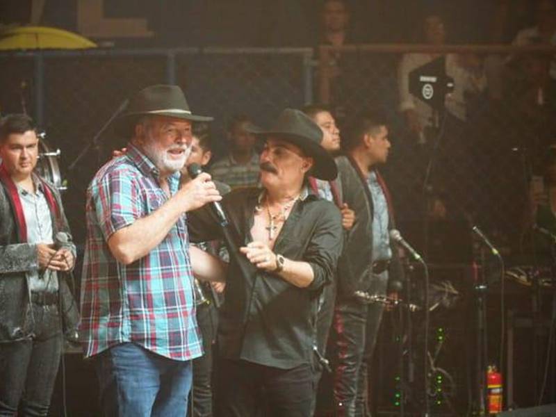 El alcalde sampedrano junto al Chapo de Sinaloa durante el concierto en el Agas. Fotografía: Amílcar Izaguirre
