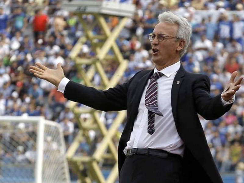 El español Benito Floro fue cesado como seleccionador de Canadá luego de no poder clasificar a la hexagonal final de la Concacaf rumbo al Mundial de Rusia 2018, siendo la derrota ante Honduras en San Pedro Sula una de las razones del fracaso. Conoce a otros técnicos que fueron víctimas de la Bicolor.