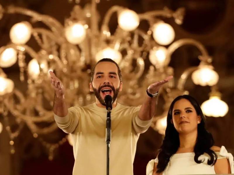 Bukele junto a su esposa, Gabriela, durante su discurso de la victoria el pasado 4 de febrero.