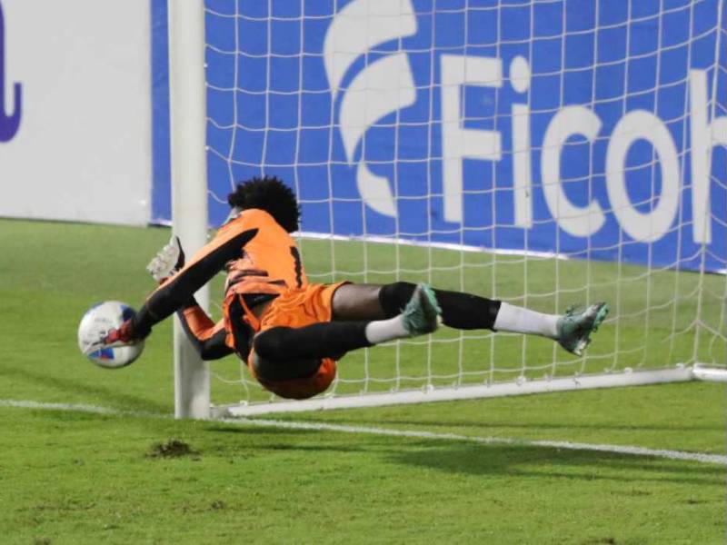 La gran atajada en el lanzamiento penal de Choco Lozano.