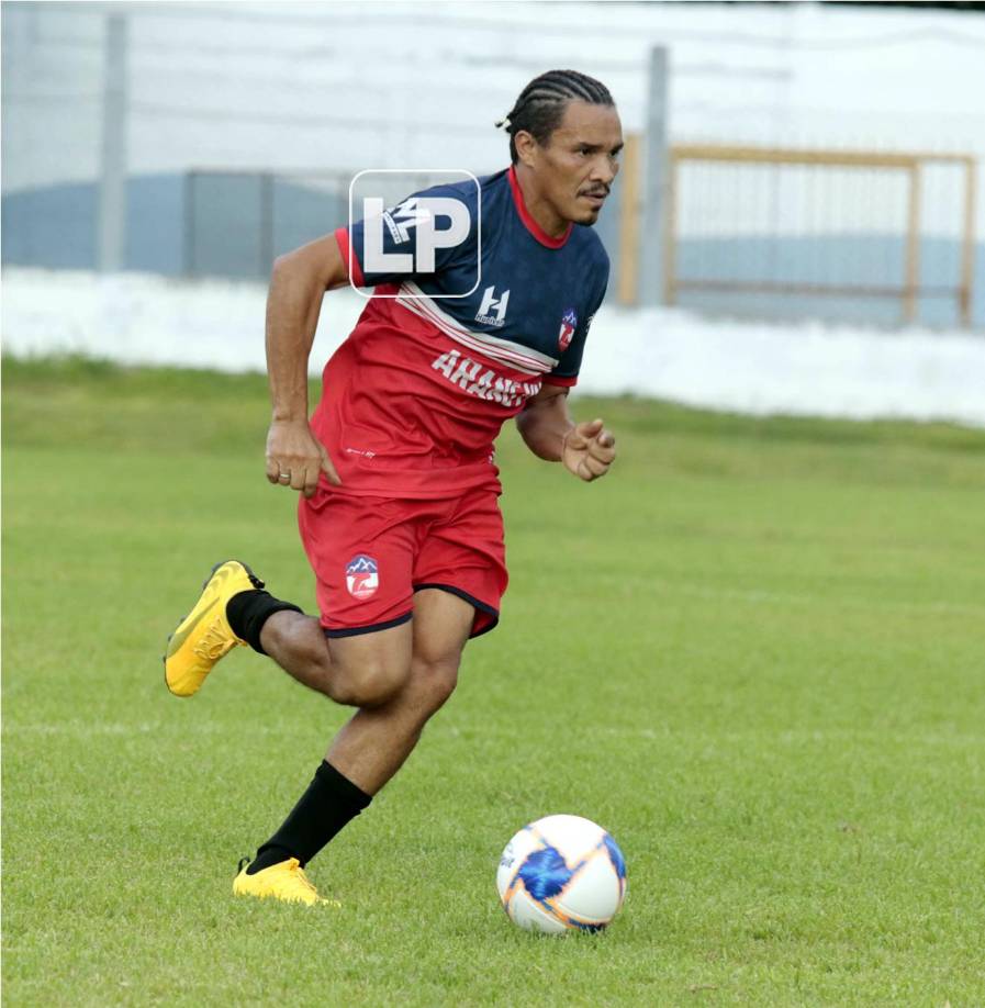 ‘Rambo‘ de León demostró su buen toque con el balón. El primer ejercicio constaba en realizar pases a profundidad que culminaran en centros al punto penal.