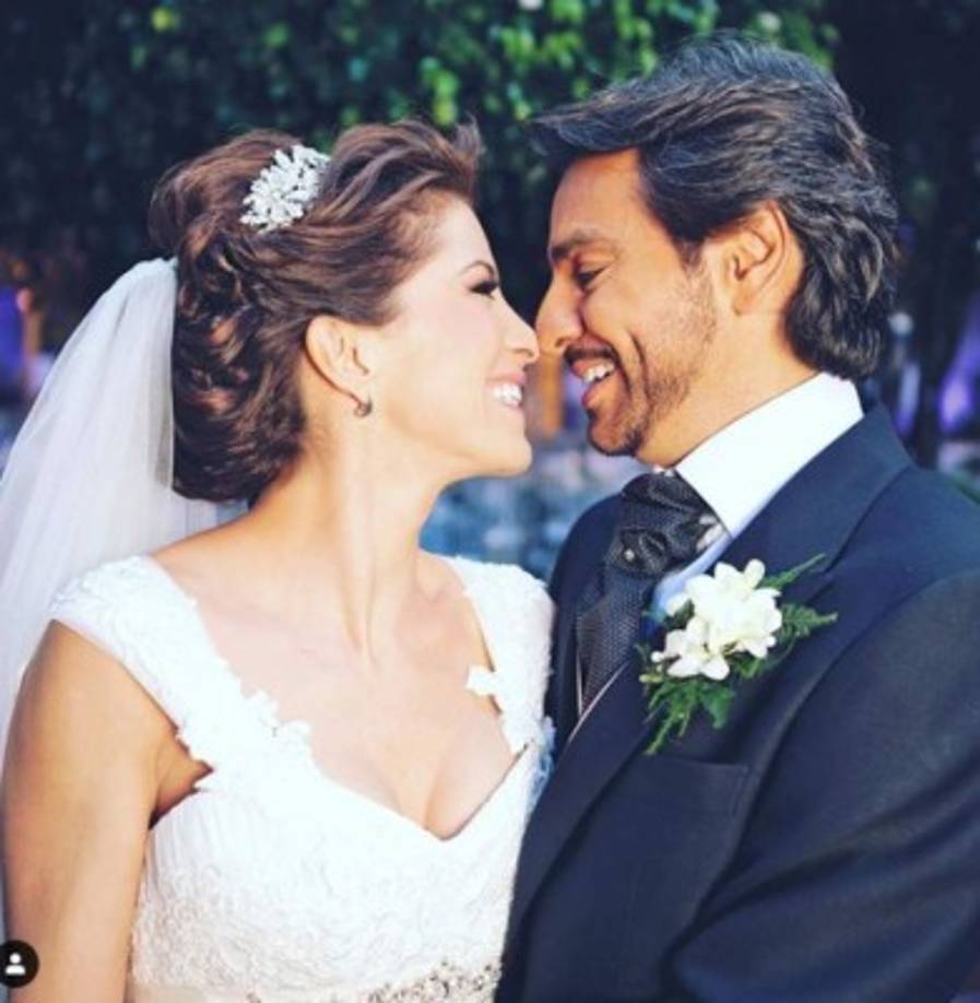 En diversas ocasiones se dijo que su relación no duraría y que incluso se habían separado tras empezar a salir por los compromisos laborales que ambos tenían, pero sorprendieron con la noticia de su compromiso.<br/><br/>Sin embargo, en 2012 unieron sus vidas en la Parroquia Regina Coeli en el Centro Histórico de la Ciudad de México.