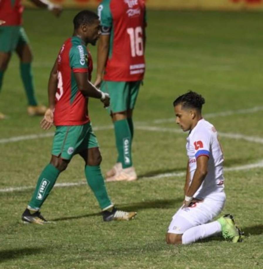 Edwin Rodríguez se lamenta de rodillas tras una ocasión fallada del Olimpia.