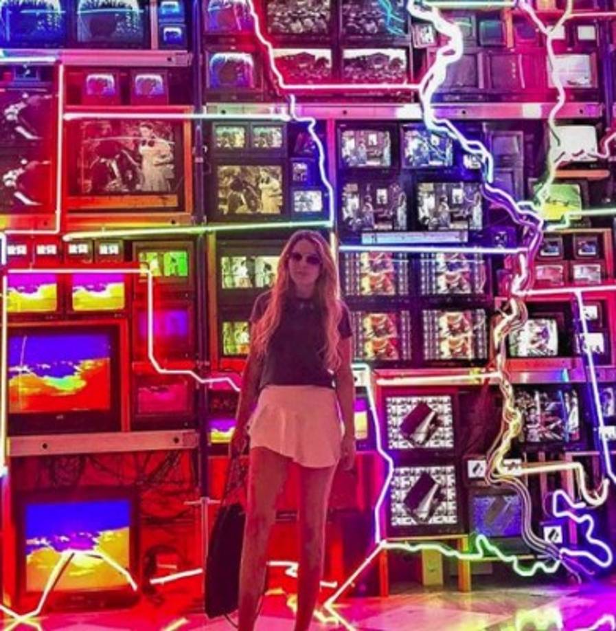 La modelo de 24 años y estudiante de leyes en la Georgetown University también ha acaparado titulares por sus alocadas y caras vacaciones en Europa.