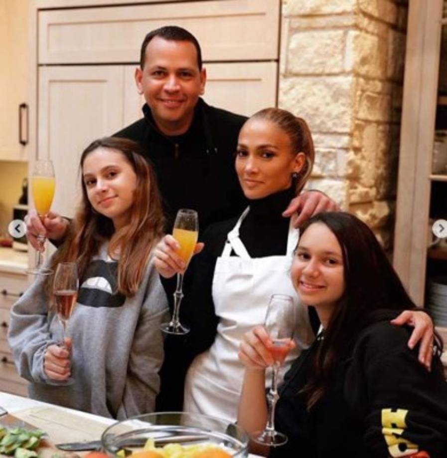 '¡Tan agradecida hoy y todos los días! Bendiciones ... 💛🍁 . ¡¡FELIZ ACCIÓN DE GRACIAS A TODOS!!', escribió Jennifer López junto a esta postal.