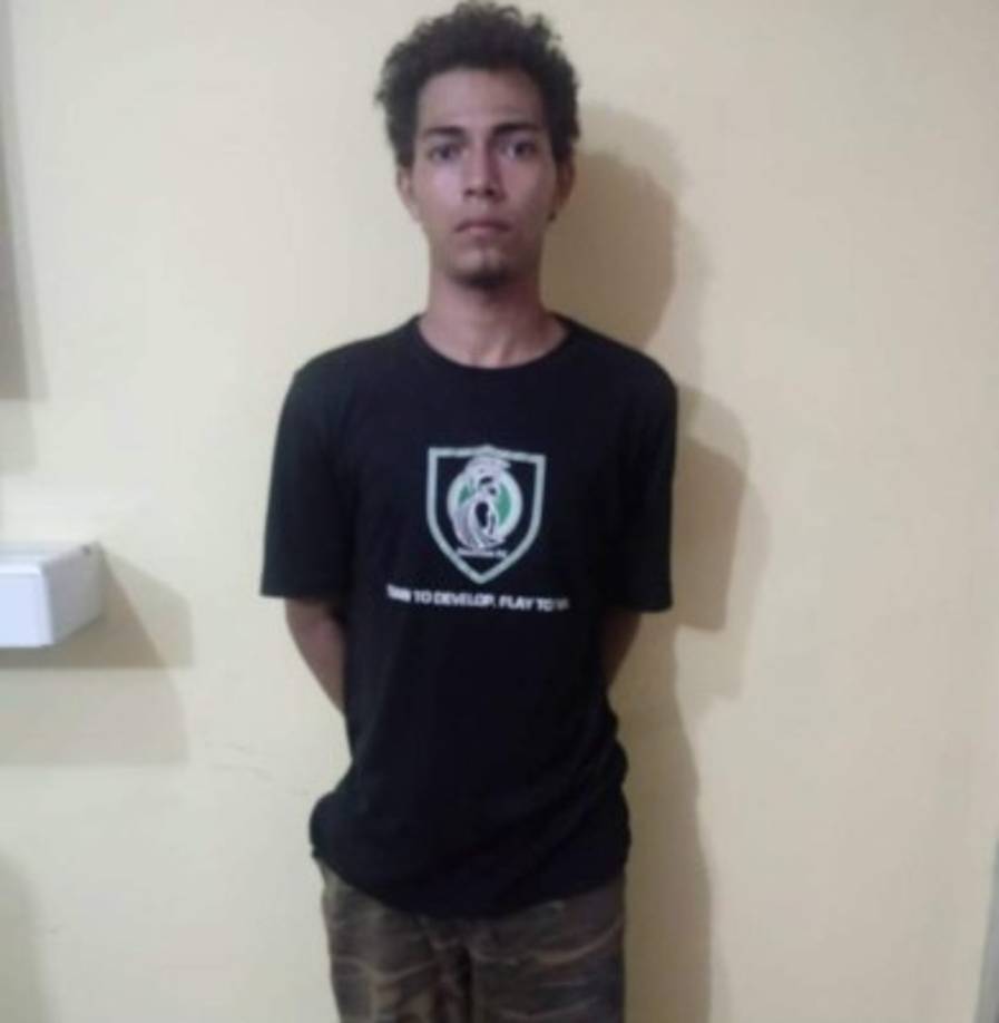 Posteriormente fue detenido en la zona Carlos Anibal Vega Alcántara (18), supuesto 'bandera' de la MS-13. Al joven se le decomisó una motocicleta color azul con negro marca KMF y un teléfono celular.
