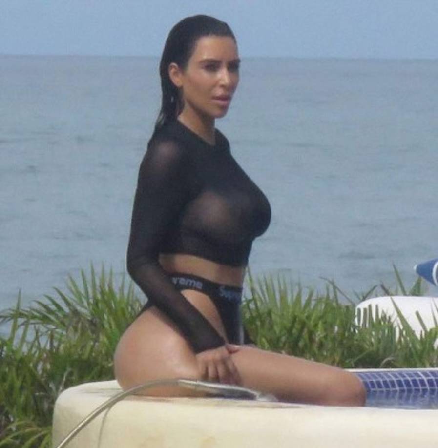 Kim ofreció sus espectaculares curvas al lente de un paparazzi.