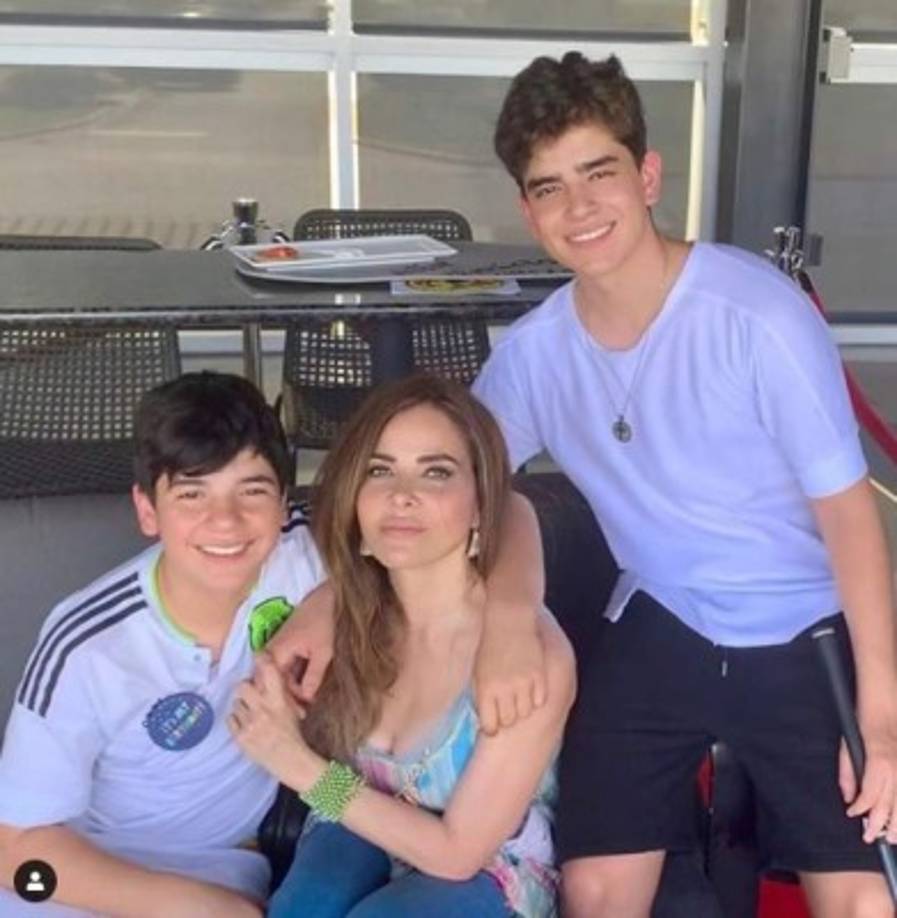 Ángel Gabriel y su mamá llevan una excelente relación y atrás ha quedado el escándalo que rodeó su nacimiento, por lo que trata de vivir de forma normal.