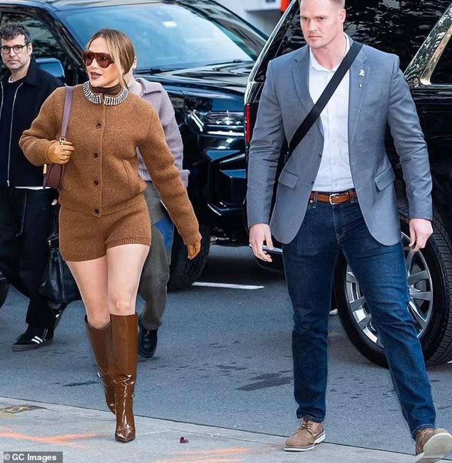 “Bueno... ¡todos sabemos a dónde va esto! Ella nunca puede esperar”, comentó un usuario de Instagram. “Todo lo que hace es calculado”, escribió otro.