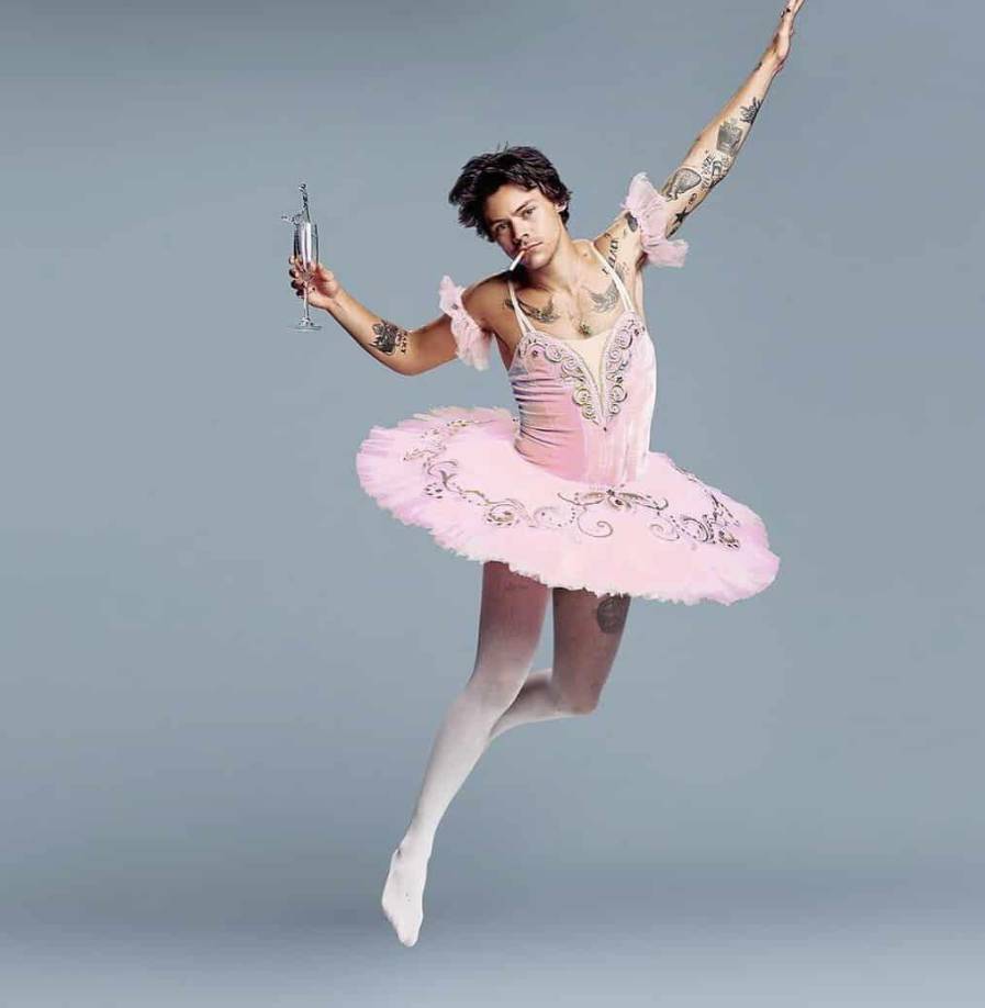 Harry Styles se ha vestido de bailarina de ballet, con un tutú en tono rosa con mallas blancas. 