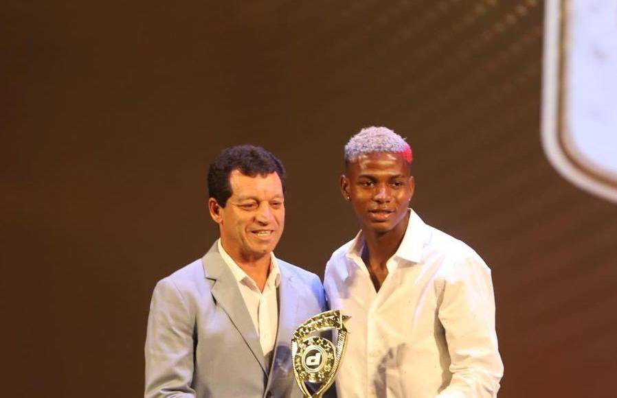 Julián Martínez (Olimpia) fue el ganador a Mejor Futbolista Joven de la Liga Nacional de los Premios DIEZ 2023. 