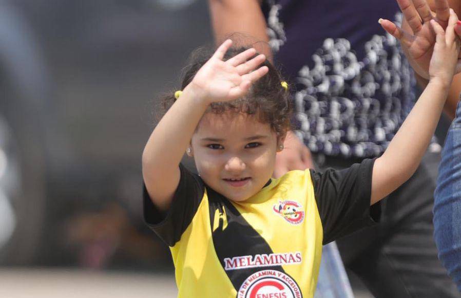 ¡Qué linda! Esta pequeña aficionada se robó la atención de las cámaras de Diario LA PRENSA. 