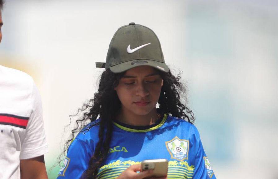 Las bellas chicas se hicieron presentes en el Estadio Juan Ramón Brevé para disfrutar del duelo. 