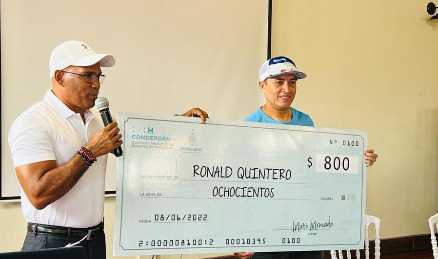El alpinista hondureño Ronald Quintero recibió una beca por parte de Condepor.