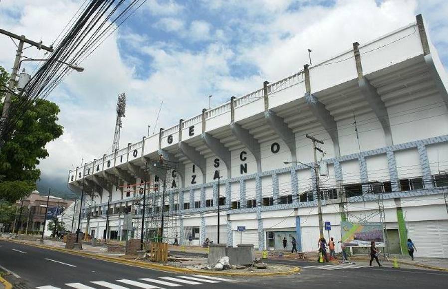 El estadio Morazán cada 15 de septiembre recibe a miles de sampedranos que llegan a disfrutar de la celebración de independencia, por ello, como todo buen sampedrano debes conocer este lugar.