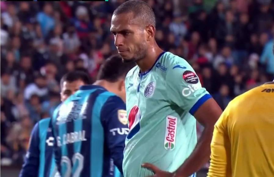 La mirada de Eddie Hernández al balón. No lo perdió de vista y marcó el penal para darle la clasificación al Motagua.